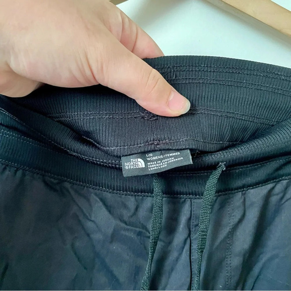 The North Face Black Athletic Shorts Relaxed Fit - Picture 10 of 10